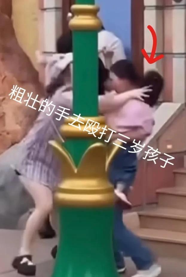 迪士尼乐园六一儿童节打架通报批评来了！居然是因为拍照入镜发生口角争执后造成的一家
