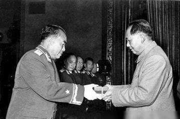 1955年，开国少将李迎希，因为误会，授衔时评低了一级，他对此十分不满，就写信给