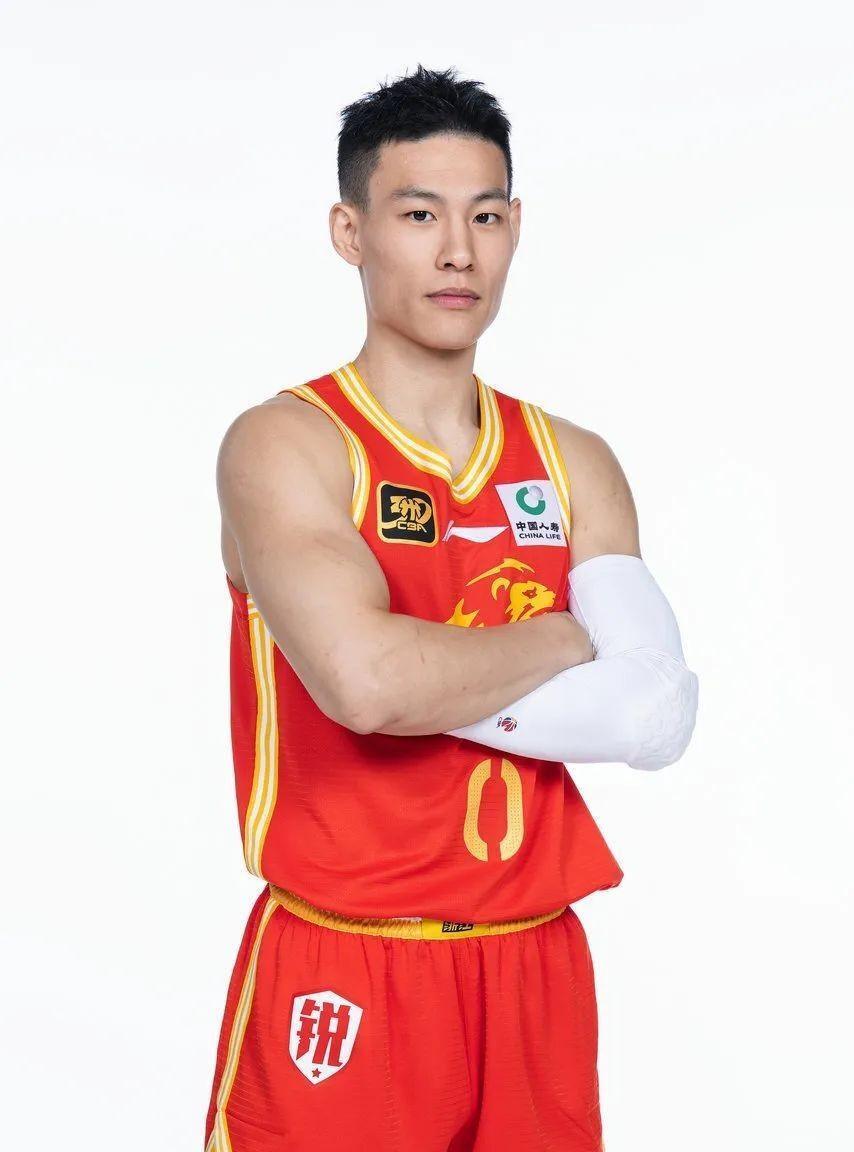 现役CBA联赛十位防守型后卫，谁的防守效率最高？
1.林秉圣(广厦)    身高