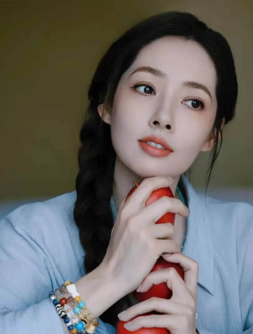 她嫁给向佐的时候我不羡慕，
她不上班的时候我也不羡慕，
但是看到向太竟然让向佐在