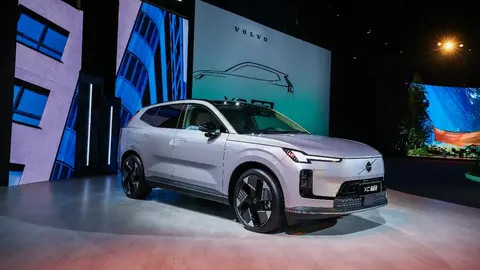 沃尔沃XC70杀疯了，不炫技却续航近1600公里，彻底卷哭新势力