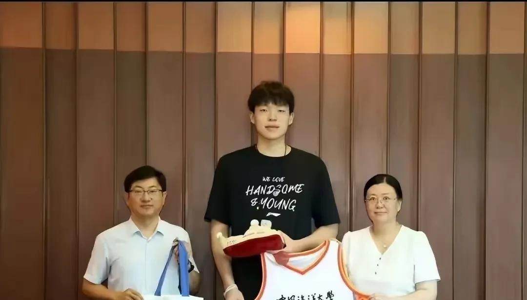 人一出名，啥好处都来了！杨瀚森拿到本科录取通知书！
近日，杨瀚森回国办理个人事情