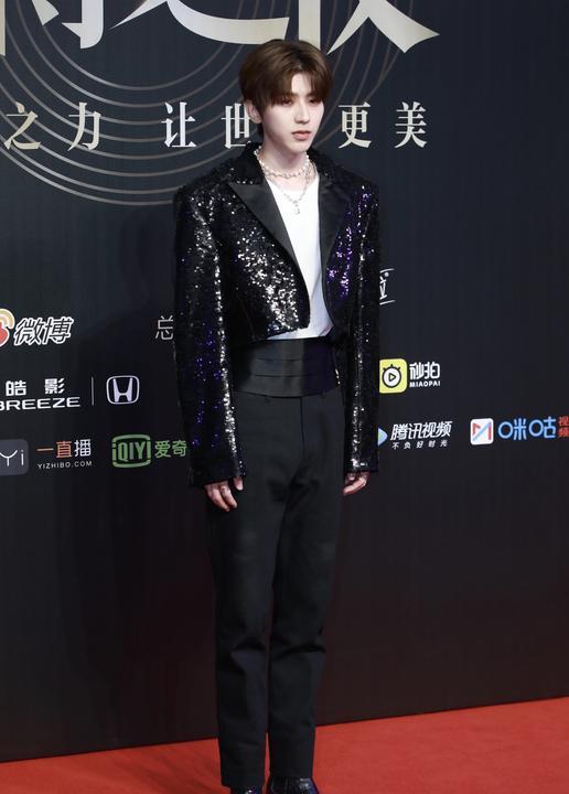 蔡徐坤洛杉矶炸场！《Deadman》舞台宣告顶流重生
舞台灯光撕裂洛杉矶夜空，枪