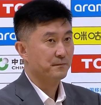 广东男篮主教练杜锋谈球队大胜四川，他表示：这场第一节又犯了老毛病，就是把比赛想的