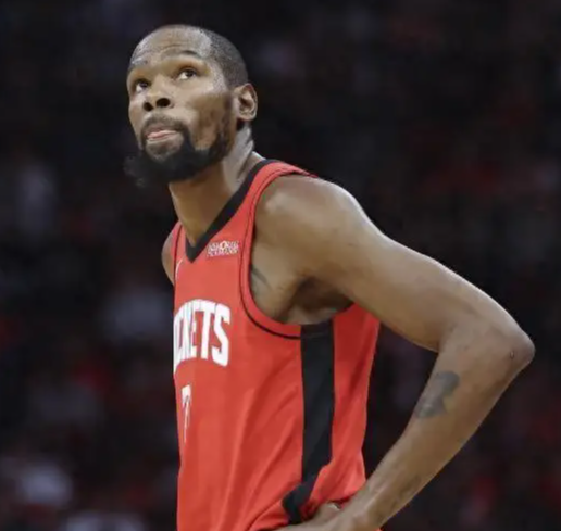 杜兰特应该学学伦纳德那种,手感好就坚决的攻，拿球就射，老是在弧顶组织什么，手热非