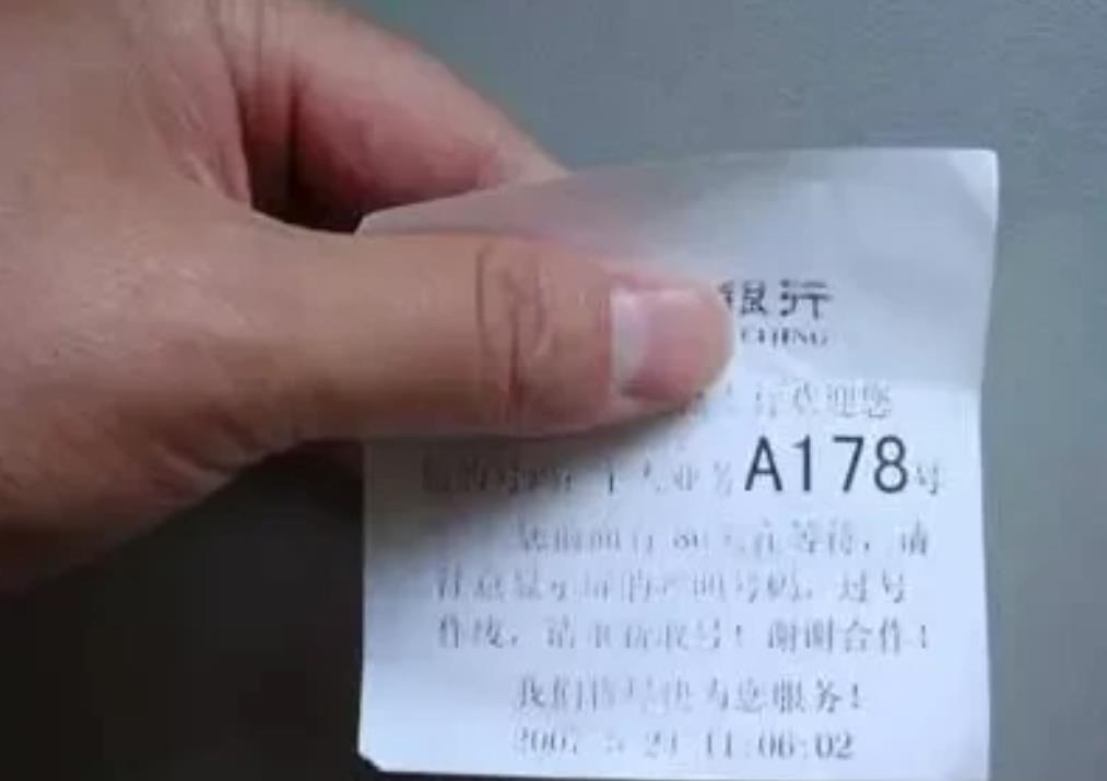 河南，一八旬老汉去银行取款，结果坐在凳子上等待时，突然晕倒。银行工作人员见状，赶