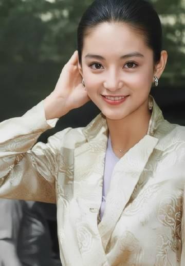 林青霞 // 眉如月，眸如星，琼鼻樱唇，乌发如墨，玉面如画，容颜绝色。随她行近，