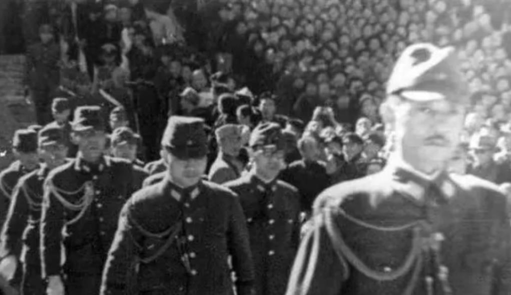 1937年大连，一日本军官正在“庆祝攻占南京胜利”的活动，然而当他伸直脖子弯腰9