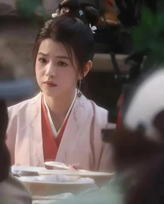 追剧《藏海传》  我觉得该剧主要靠传奇、离奇、出奇的故事情节取胜的，至于故事是否