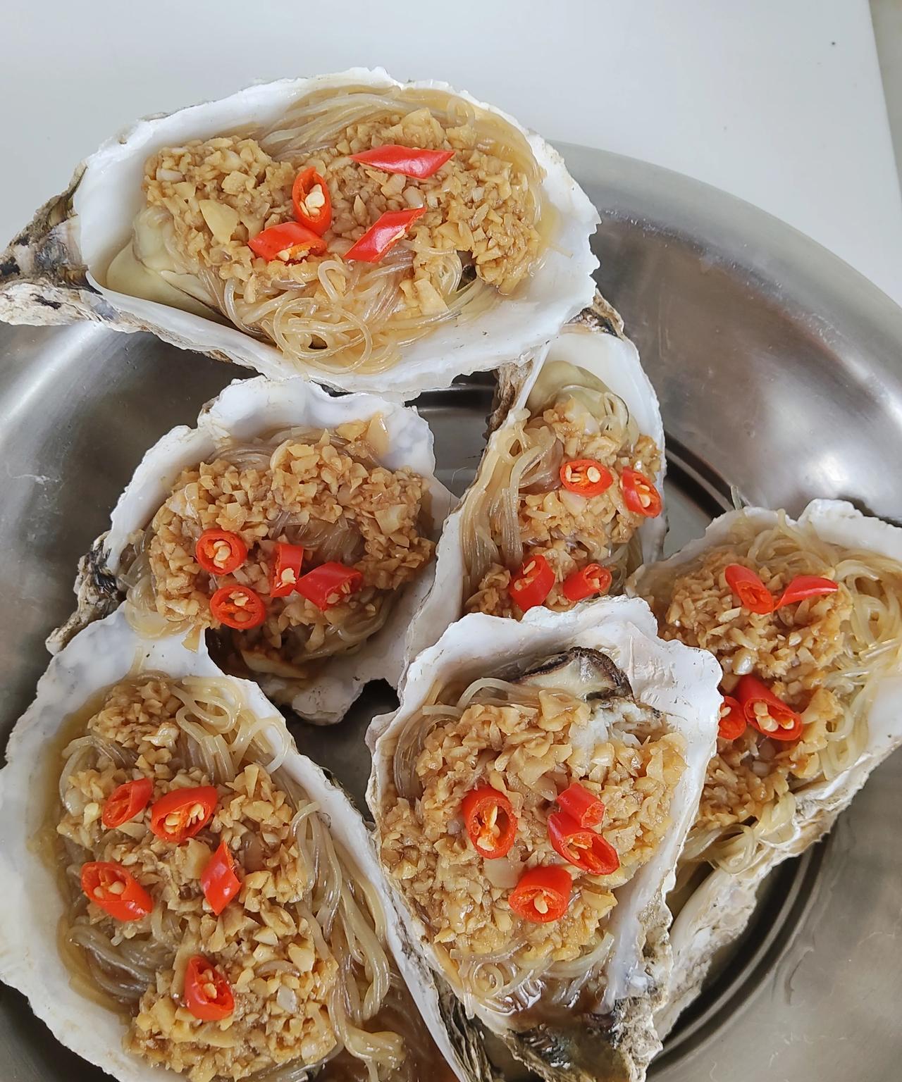今日夏至，都说冬至饺子夏至面，可是我压根就忘记吃面这事了！
今天买的生蚝，晚上就