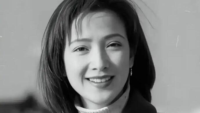 微观何晴葬礼：儿子赠言暖心，亲友捧场，送别的热闹难抵晚景凄凉