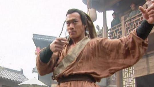 武松丁海峰清明回乡太吸睛！挑扁担显真性情，56岁冻龄状态引热议