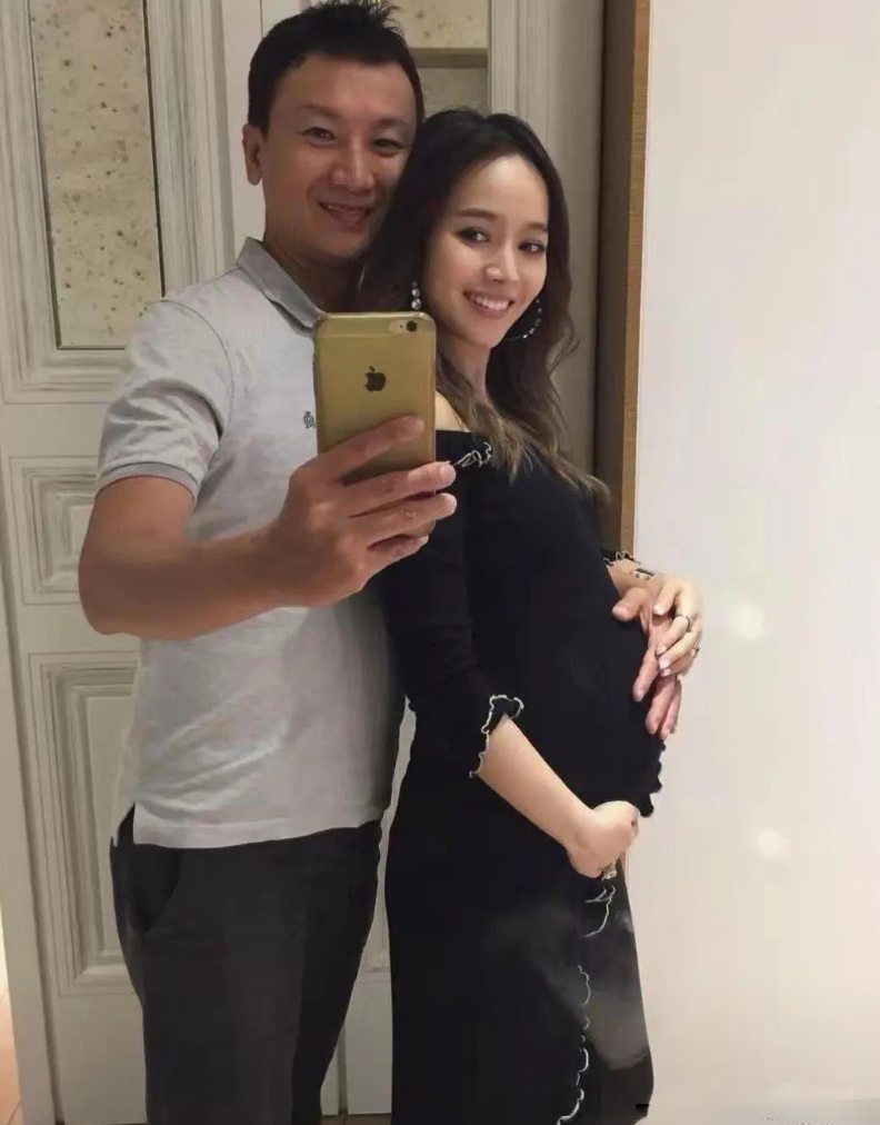 侯佩岑一定是嫁给了爱情！
如今40多岁了还在努力生娃！只是她的老公太路人甲了，连