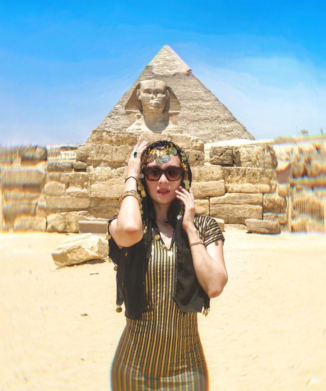 章子怡和汪峰
一个在埃及，一个在日本
一个不受电影票房影响，犹如埃及艳后降临，妖