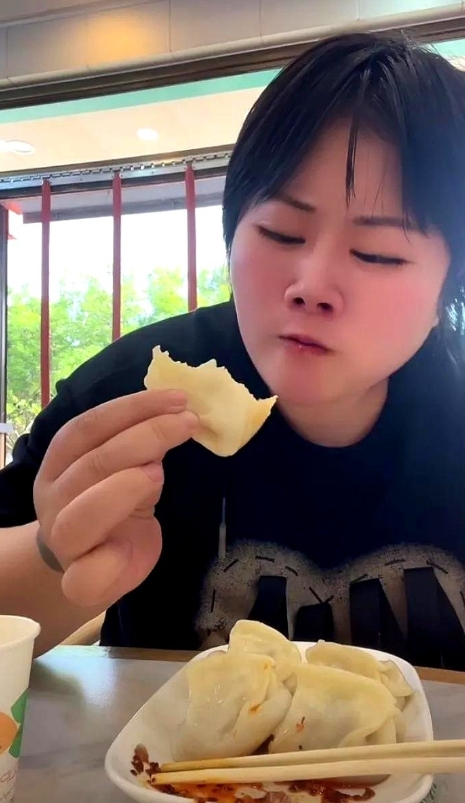 王温暖丢下去年刚出生的孩子与小罗要去国外旅行了！

从怀孕期间开办香肠加工厂，到