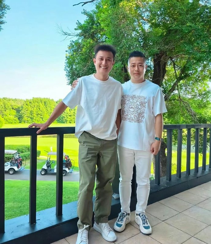 41岁的文章把头发变黑后，又恢复了往日的灵动，面相更平和了，心态应该也稳定了 ​