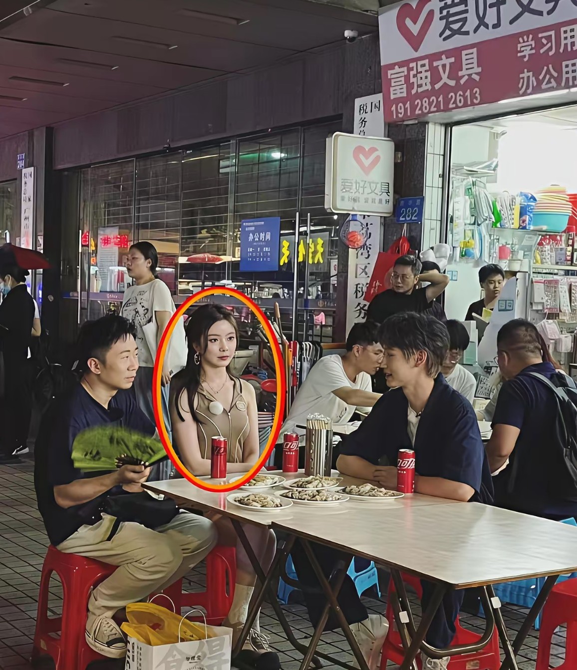 杨迪旁边女士是谁？非常有气质