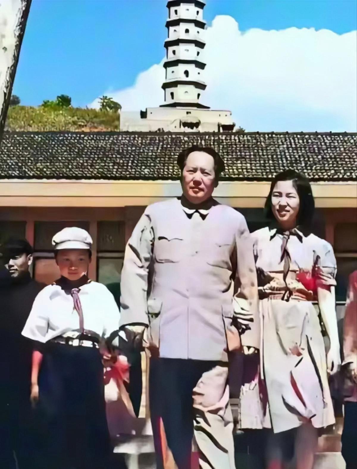 #珍稀怀旧老照片分享#
在延安宝塔山下，毛主席接两个女儿放学的温情一幕。镜头下的