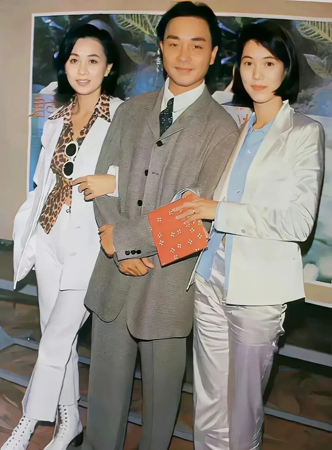 张国荣这老照片左右都是谁？画面中的张国荣身穿一套烟灰色套装，看起来十分的帅气，然