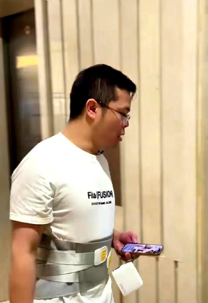 金哥确实是圈内的大佬，资产估计是亿为单位，一大早，小凤和金哥商量着要买一套没有住