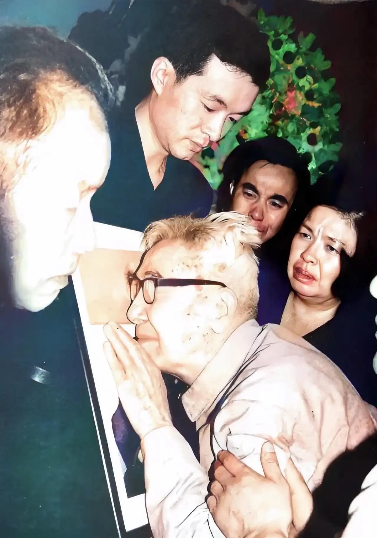 1998年，双目失明的老红军蔡斯烈在曾志遗体告别仪式上，颤抖着双手抚摸遗像，将脸