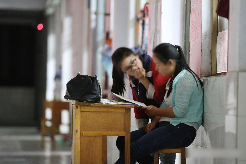 在教育界，尤其是在基础教育领域，中小学教师的辛勤付出往往难以得到充分认可。许多一