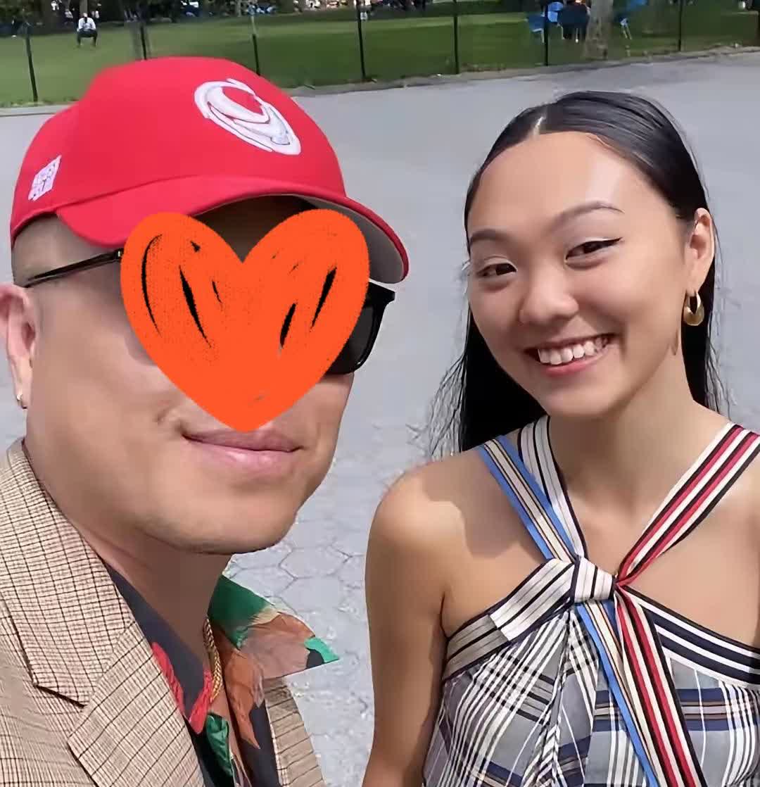 我的天，我被李连杰与利智所生的大女儿颜值吸引了，这孩子不会是抱错了吧，一点也不像