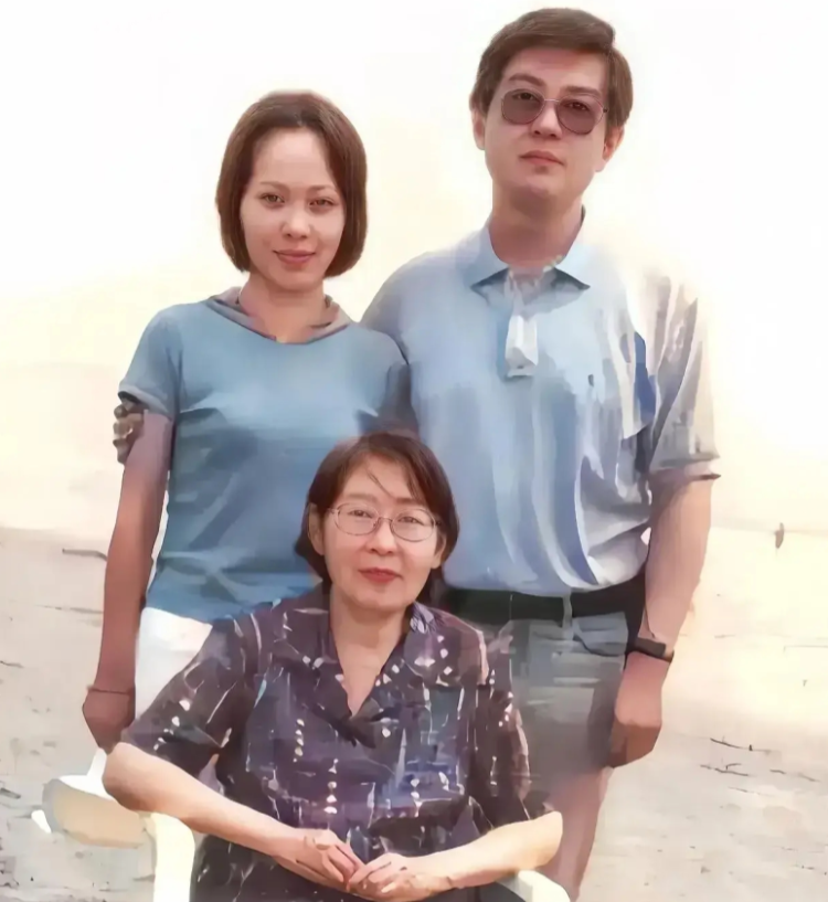晚年，毛主席女儿李敏与儿子儿媳的一张合影，孔继宁高大帅气！

2001 年，一张