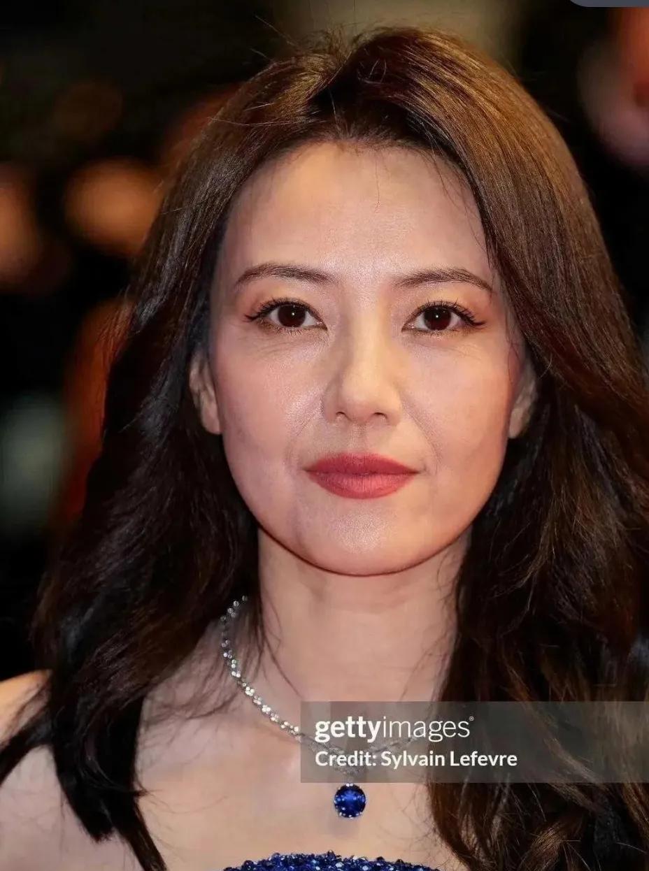 脸松弛了，细纹也多了，45岁的高圆圆，虽难掩老态，但也仍难掩美貌。
高园园的美是