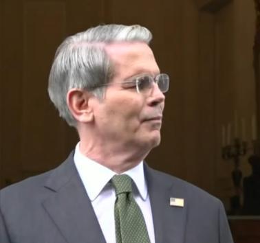 美国这是认怂了吗？美财长贝森特对中美贸易谈判有了新的认识和表态。
最近中美贸易谈