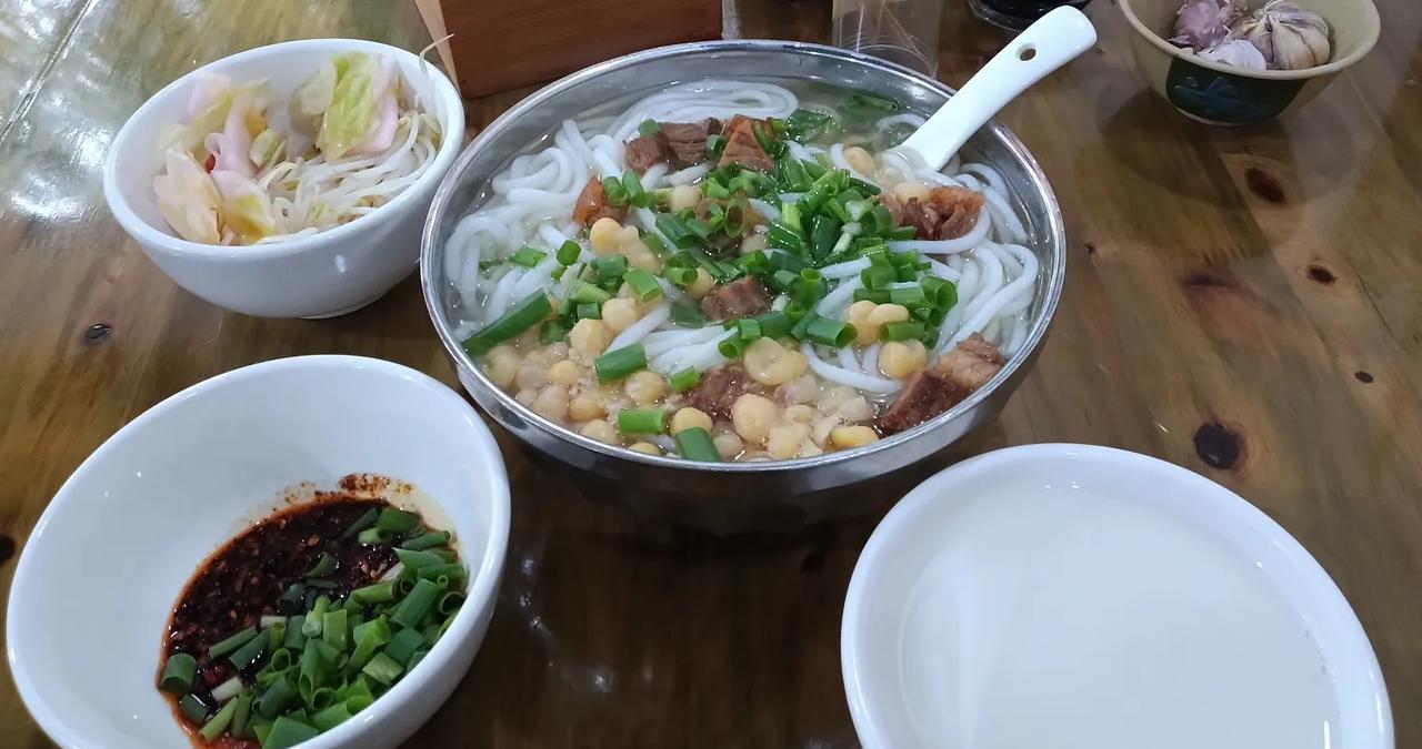 商家太黑，一碗蹄花粉要8元！
这种粉叫清汤蹄花粉，一两的收8元，二两9元，三两1