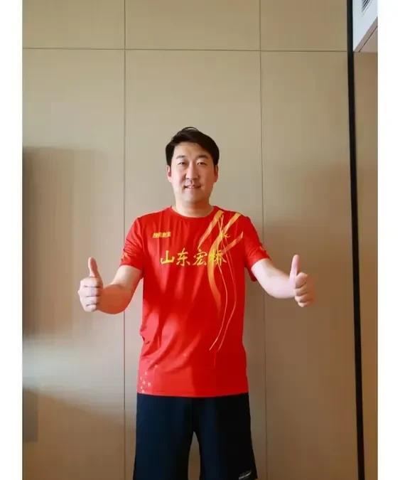 乒超联赛后天开打，山东魏桥俱乐部队服公布，教练刘燚提前上身为大家展示，大家觉得如