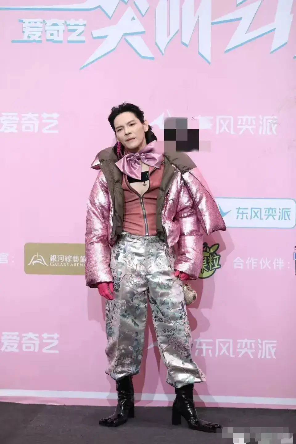 向左为什么最近总是，奇装异服出现在公众场所？