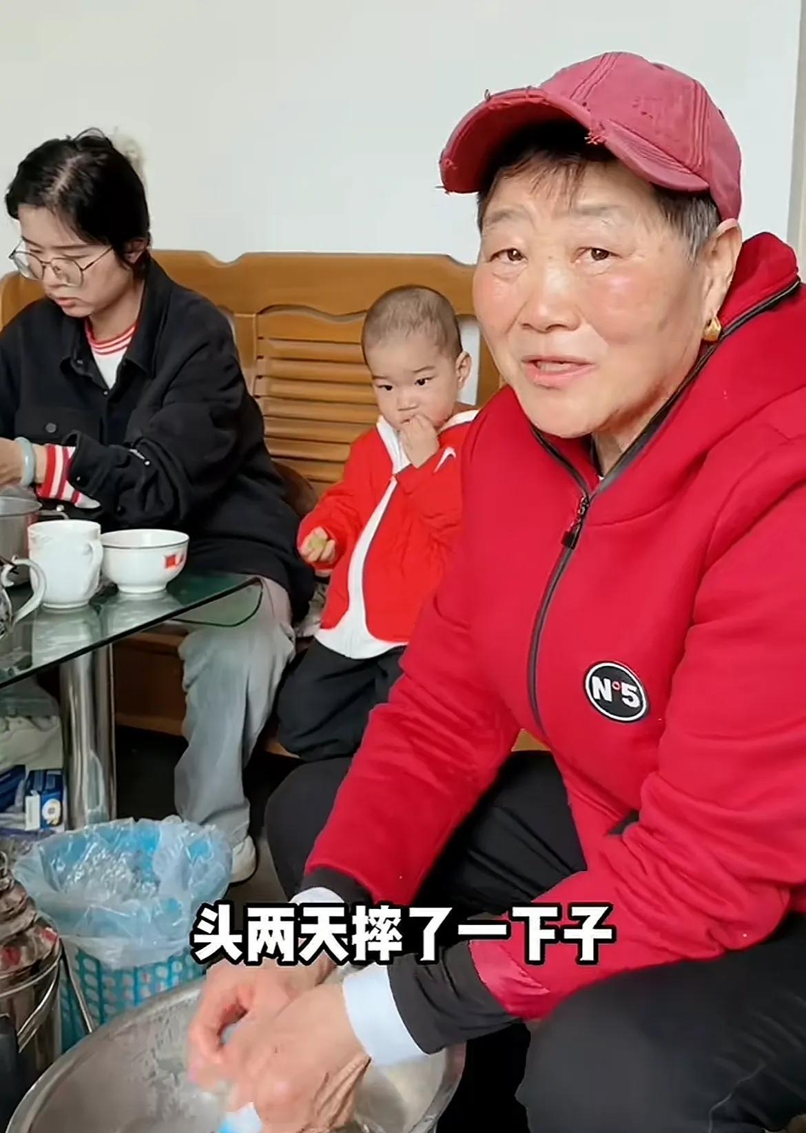 父母在不远游！都是洞姐姐的婆婆独自一人在老家生活，不小心把脚给扭了，身边也没人照