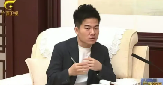 照片上的董宇辉和直播间里的董宇辉判若两人。没有跷二郎腿，没有侃侃而谈，而是身体前