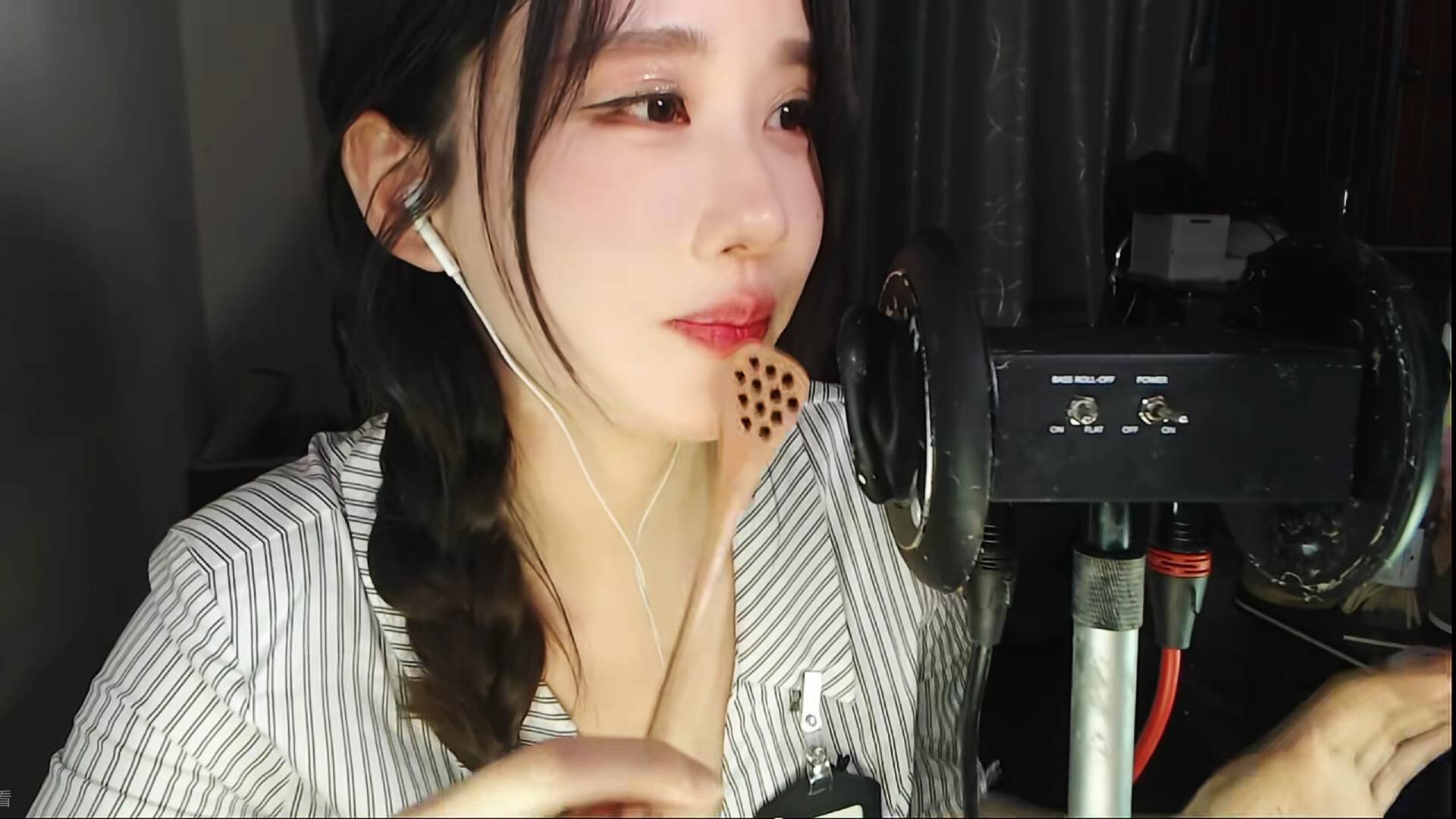 轩子巨二兔尝试“腿播”新赛道，却被黑粉疯狂举报，破防：不想看就gun！