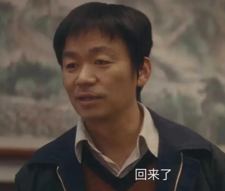 好家伙！王宝强新剧仅播2集，就登顶收视榜首，观众好评如潮水般涌来。剧情引人入胜，