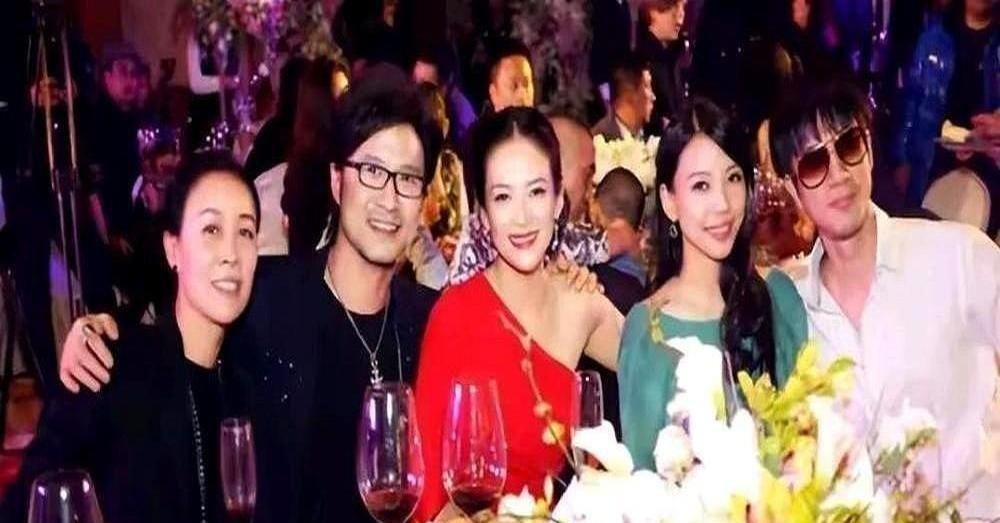 汪峰四婚四离的瓜又迎来新番更新！
这次被扒出离婚导火索竟与章子怡素颜有关，去年深