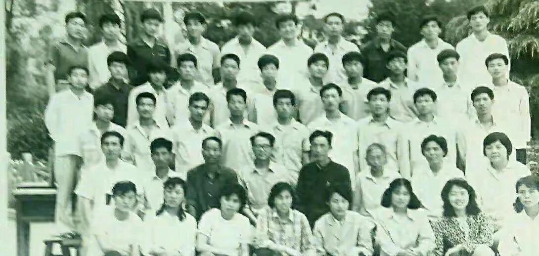 45年前，一张通知书，让我们从祖国的四面八方相聚在省城一所大学的一个班，从此我们