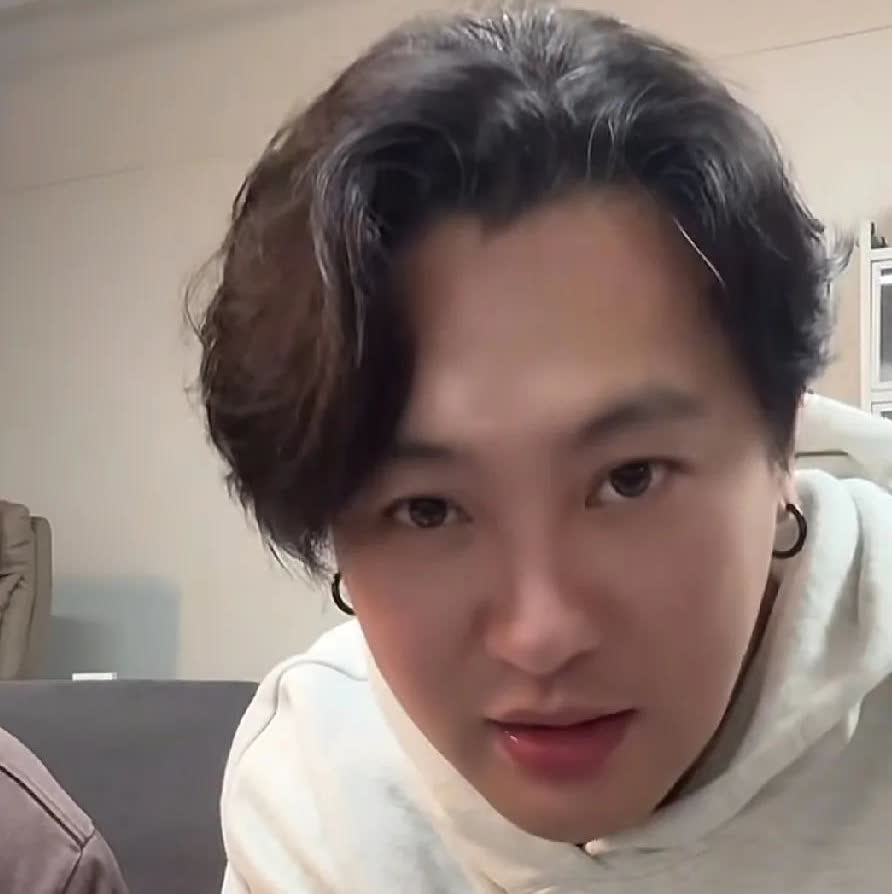弯弯主播建国跟大家透露，有人发现光头已经在看新的房子了，换句话说，就是光头不付房