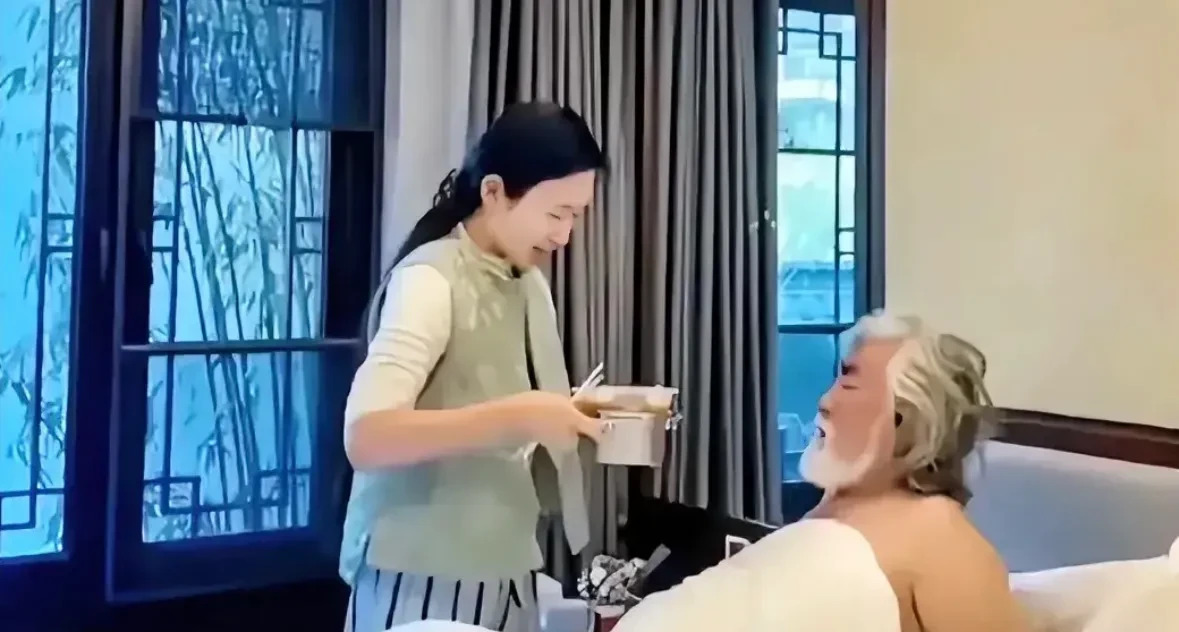 张纪中病了杜星霖照顾他











我的天哪！张纪中导演累倒了！身体亮