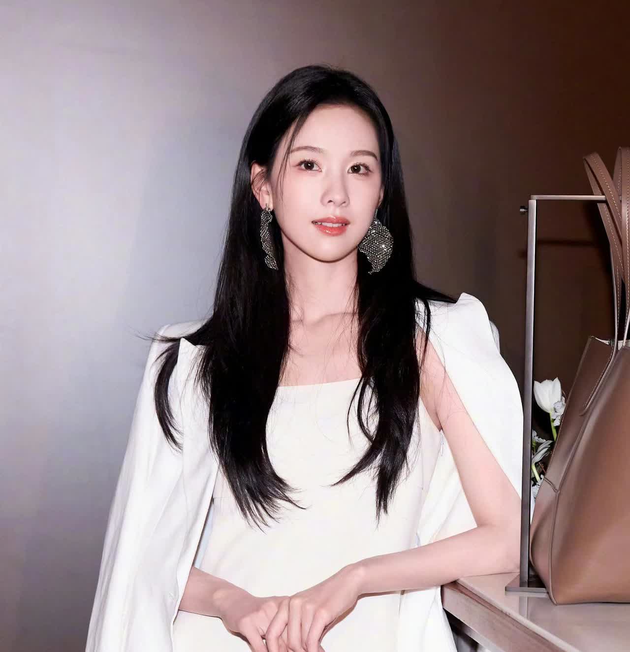👠：穿搭&高跟&裸足系列三四
陈都灵全新活动穿搭造型：
电视剧《雁回时》“