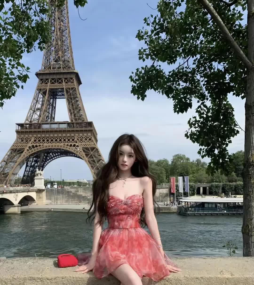 王思聪又换女友啦，这次新女友是懒懒。据说她才19岁，又白又嫩，以前还是富婆家的模