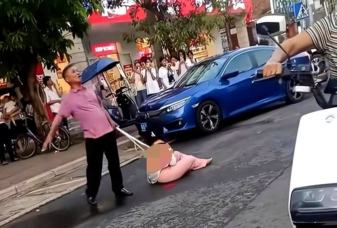 女子被丈夫发现，被“游街侮辱”……大太阳底下水泥地烫得能煎鸡蛋，这女的瘫坐在超市