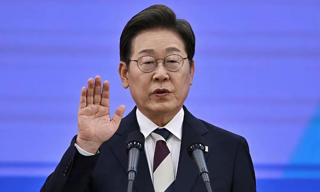 中国人不要把李在明的政治立场当回事，其实韩国谁当总统都是亲美的。
7月17日，韩