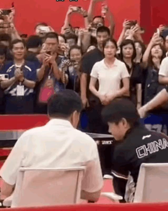 莎莎不愧是社牛小达人，
当局长看到莎莎过来了，
立马招呼莎莎坐到这里，
莎莎抱着