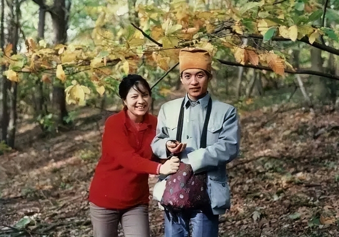 1986年，顾城与谢烨在成都公园的留影，最后却亲手杀妻，上吊自尽