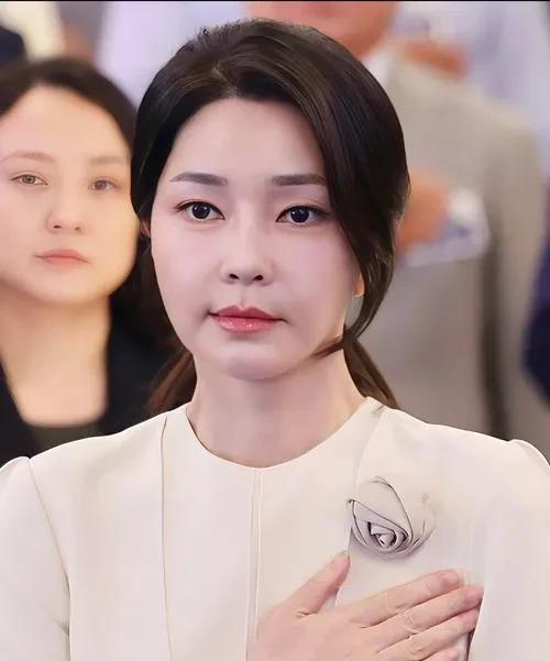 尹锡悦这两口子，一个大老爷们居然还不如一介女流
同在一个屋檐下，同睡一张床，尹锡