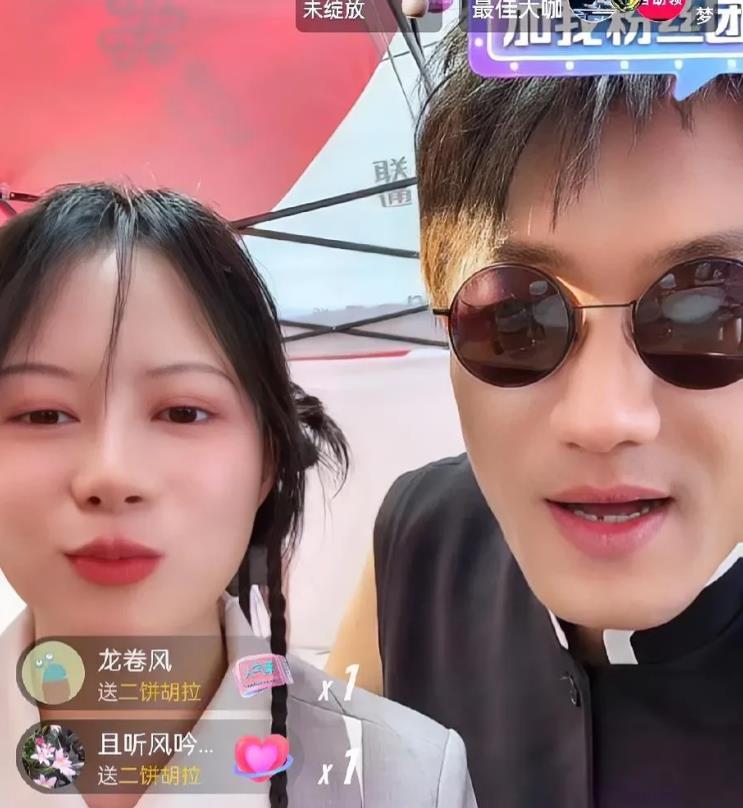 二饼力哥下午开播，大美嫄华子雨下，瞬间占据了百强榜第一！
二饼力哥在演出候场时开