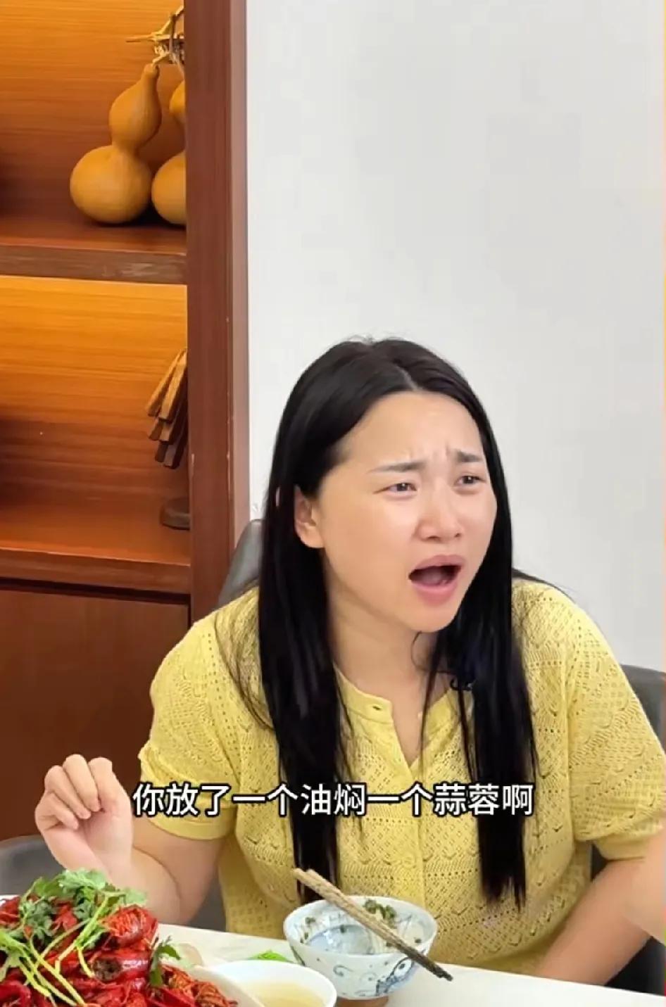 小凤家的保姆又闯祸了！
这次不是大家经常喷的红姐，也不是新来的周阿姨，而是最老的